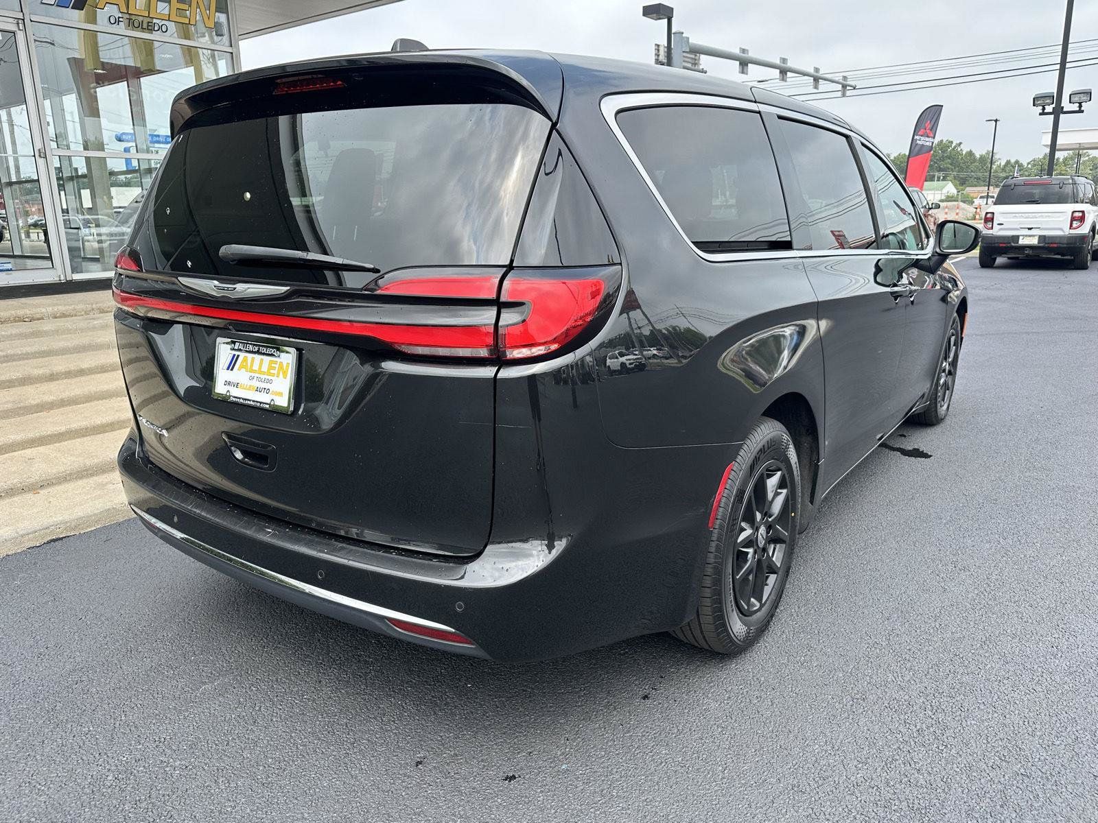 Used 2023 Chrysler Pacifica Touring-L FWD image 11