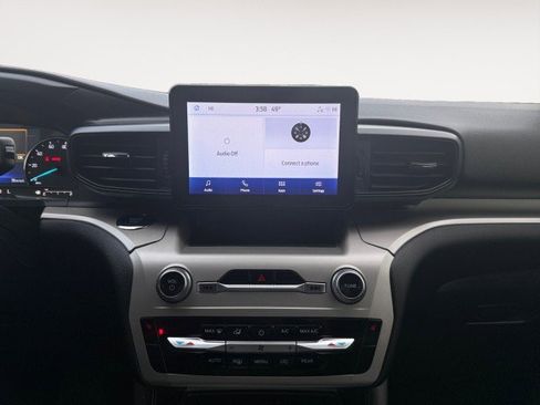 Used 2024 Ford Explorer XLT image 6