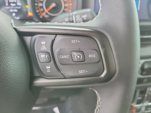Used 2025 Jeep Gladiator Mojave w/ Convenience Group AWD/4WD image 18