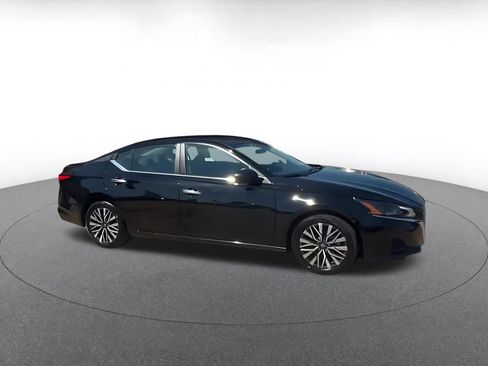 Used 2025 Nissan Altima 2.5 SV FWD image 2