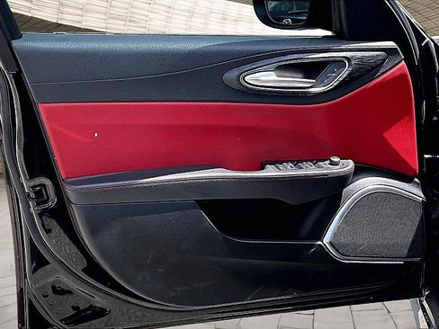 Used 2020 Alfa Romeo Giulia w/ Nero Edizione RWD image 12
