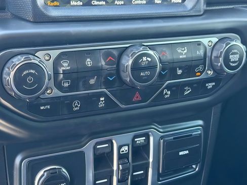 Used 2018 Jeep Wrangler Unlimited Sahara AWD/4WD image 26