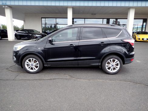 Used 2018 Ford Escape SE image 2