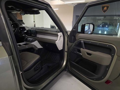 Used 2025 Land Rover Defender 90 X-Dynamic SE image 12