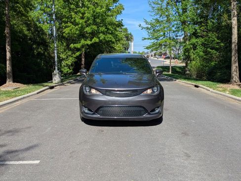 Used 2017 Chrysler Pacifica Touring-L w/ 13 Speaker Alpine Sound Group FWD image 3