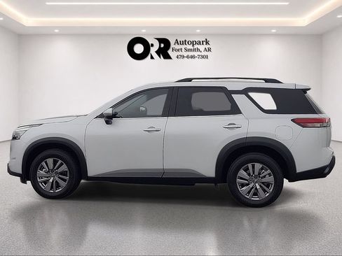 Used 2025 Nissan Pathfinder SV FWD image 3