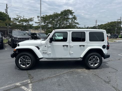 Used 2018 Jeep Wrangler Unlimited Sahara AWD/4WD image 6
