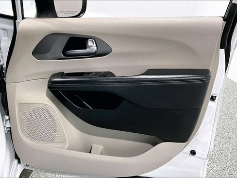 Used 2023 Chrysler Pacifica Touring-L AWD/4WD image 36