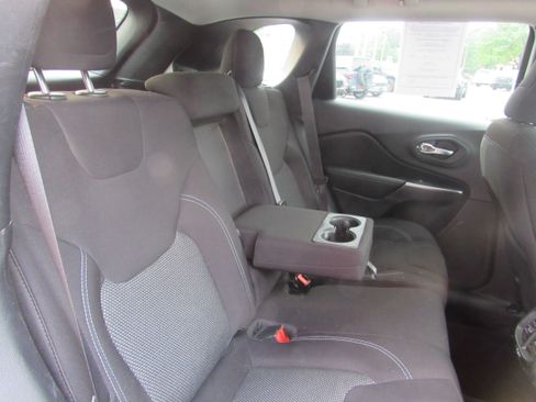 Used 2021 Jeep Cherokee Latitude w/ Mopar Interior Package AWD/4WD image 23