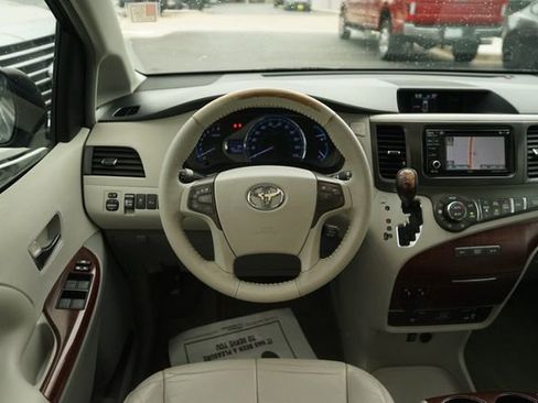 Used 2013 Toyota Sienna XLE w/ Entertainment Pkg FWD image 23