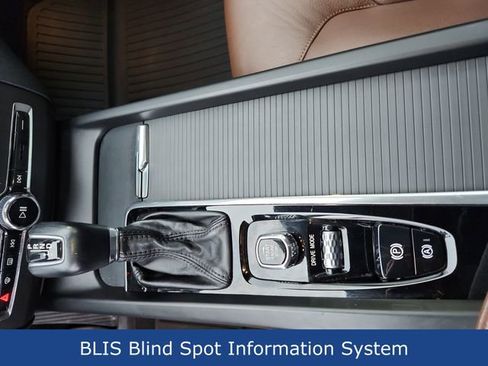 Used 2019 Volvo XC60 T6 Momentum w/ Multimedia Package image 25