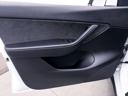 Used 2022 Tesla Model Y Long Range image 16