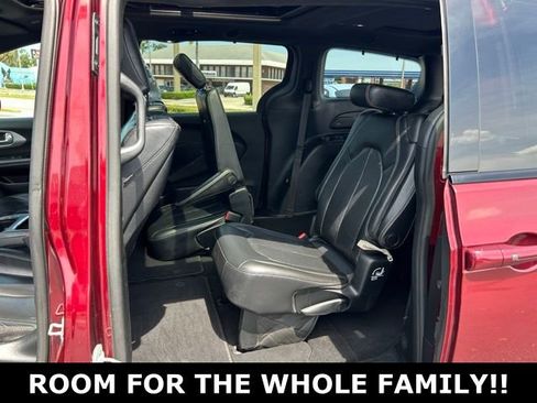 Used 2019 Chrysler Pacifica Touring-L Plus w/ S Appearance Package FWD image 14