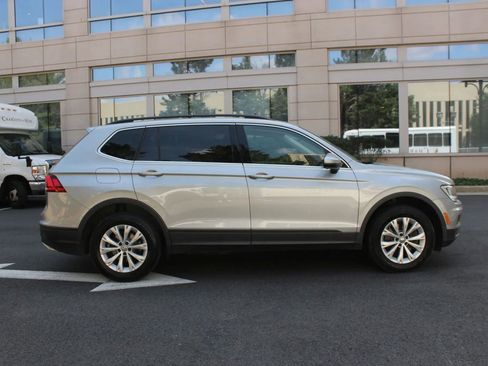Used 2019 Volkswagen Tiguan SE w/ Panoramic Sunroof Package image 6