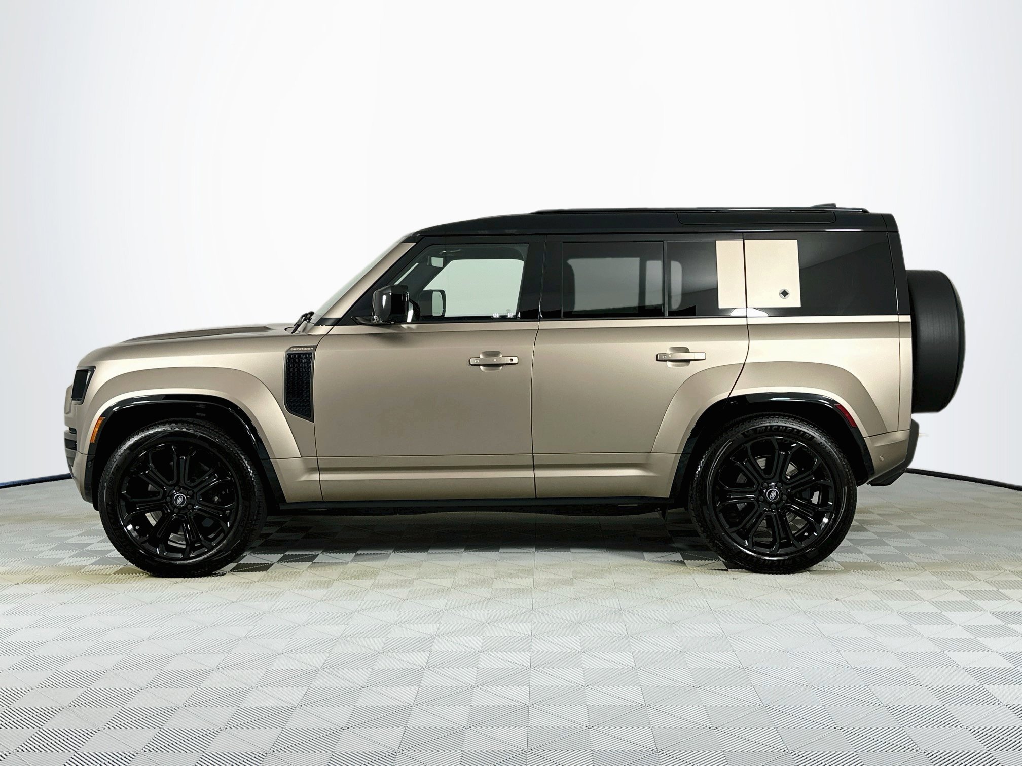 Certified 2025 Land Rover Defender 110 AWD/4WD image 8