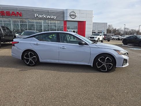 Used 2023 Nissan Altima 2.5 SR w/ SR Premium Package image 8