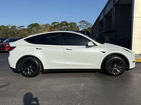 Used 2021 Tesla Model Y Standard Range image 3