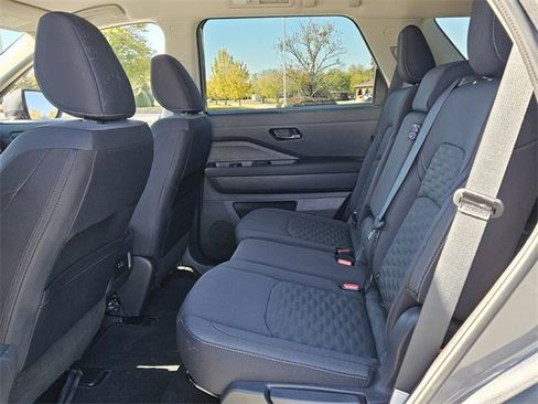 Used 2025 Nissan Pathfinder SV image 6