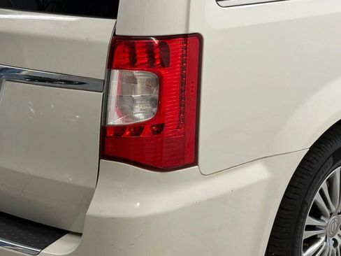 Used 2013 Chrysler Town & Country Touring-L w/ Driver Convenience Group FWD image 12