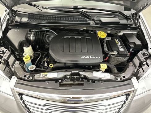 Used 2014 Chrysler Town & Country Touring FWD image 20