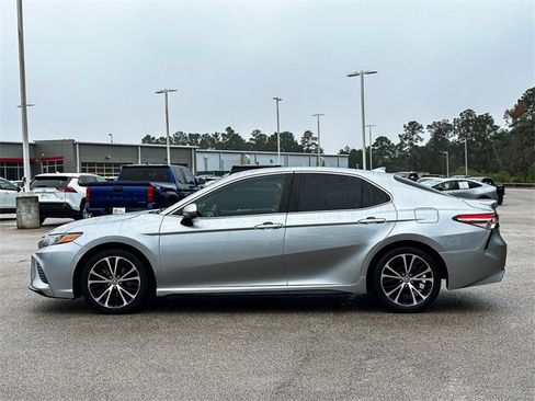 Used 2020 Toyota Camry SE image 5