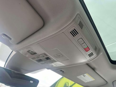 Used 2022 Volkswagen Tiguan SE w/ Panoramic Sunroof Package image 35