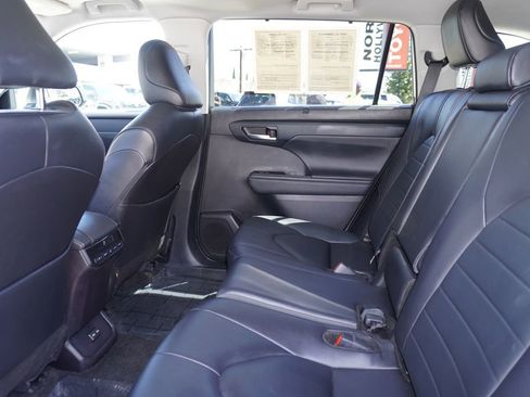 Certified 2024 Toyota Highlander XLE FWD image 11
