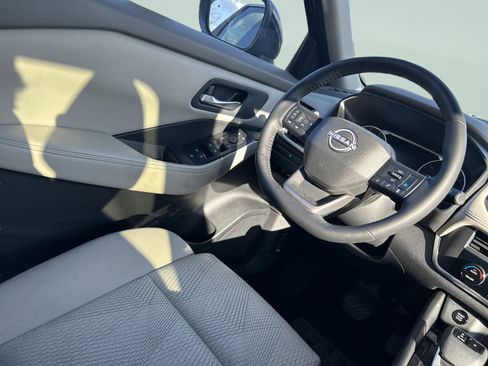 Used 2025 Nissan Rogue SV AWD/4WD image 40