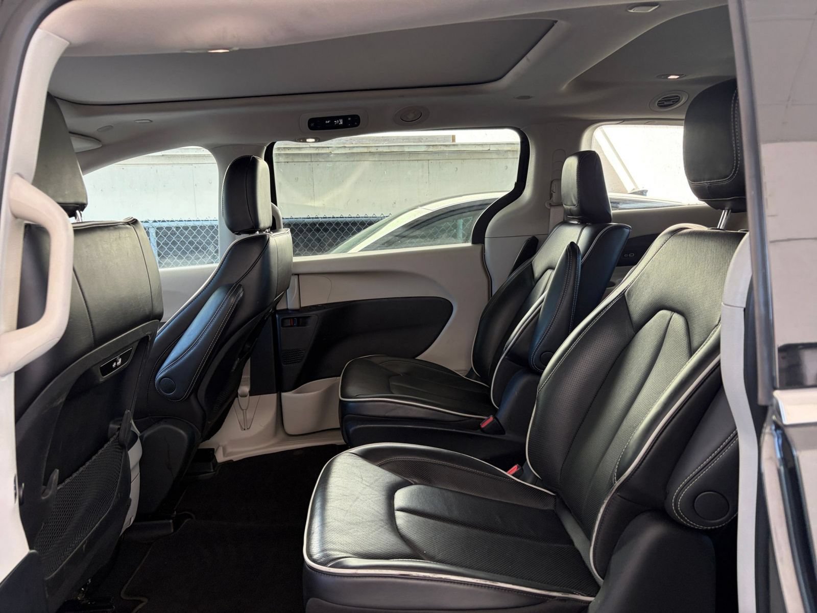 Used 2023 Chrysler Pacifica Limited FWD image 27