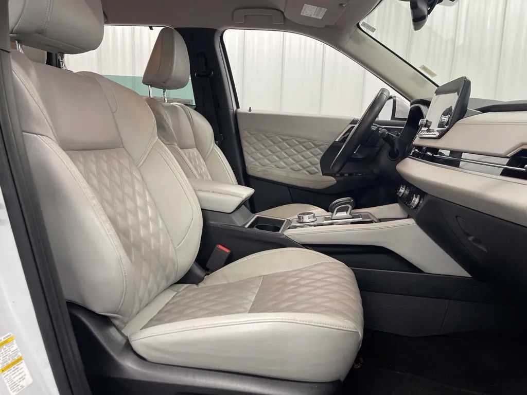 Used 2023 Mitsubishi Outlander SEL AWD/4WD image 19