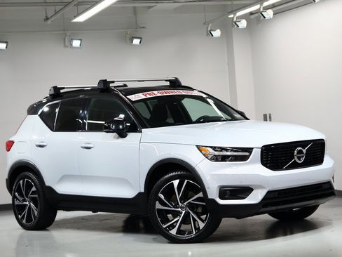 Used 2021 Volvo XC40 T5 R-Design w/ Advanced Package image 2