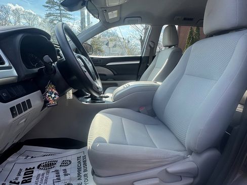Used 2019 Toyota Highlander LE FWD image 20
