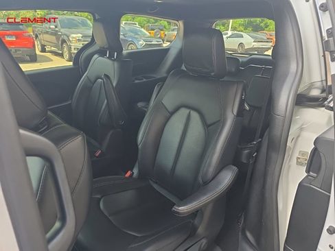 Used 2024 Chrysler Pacifica Limited FWD image 4