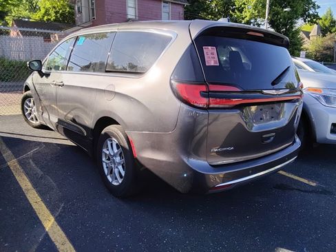 Used 2023 Chrysler Pacifica Touring-L FWD image 7