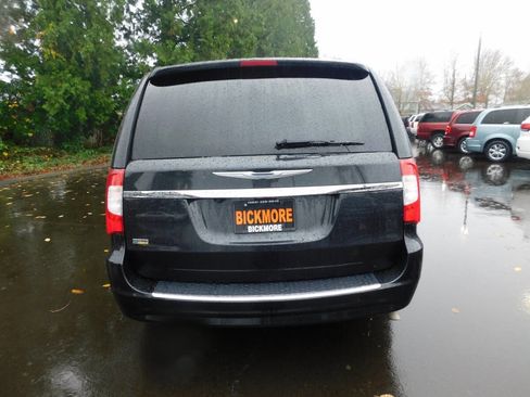 Used 2016 Chrysler Town & Country Touring image 18