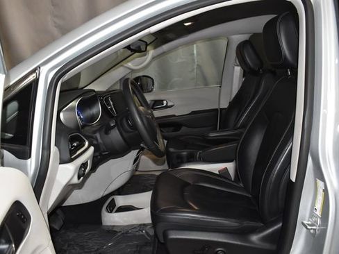 Certified 2024 Chrysler Pacifica Touring-L image 12