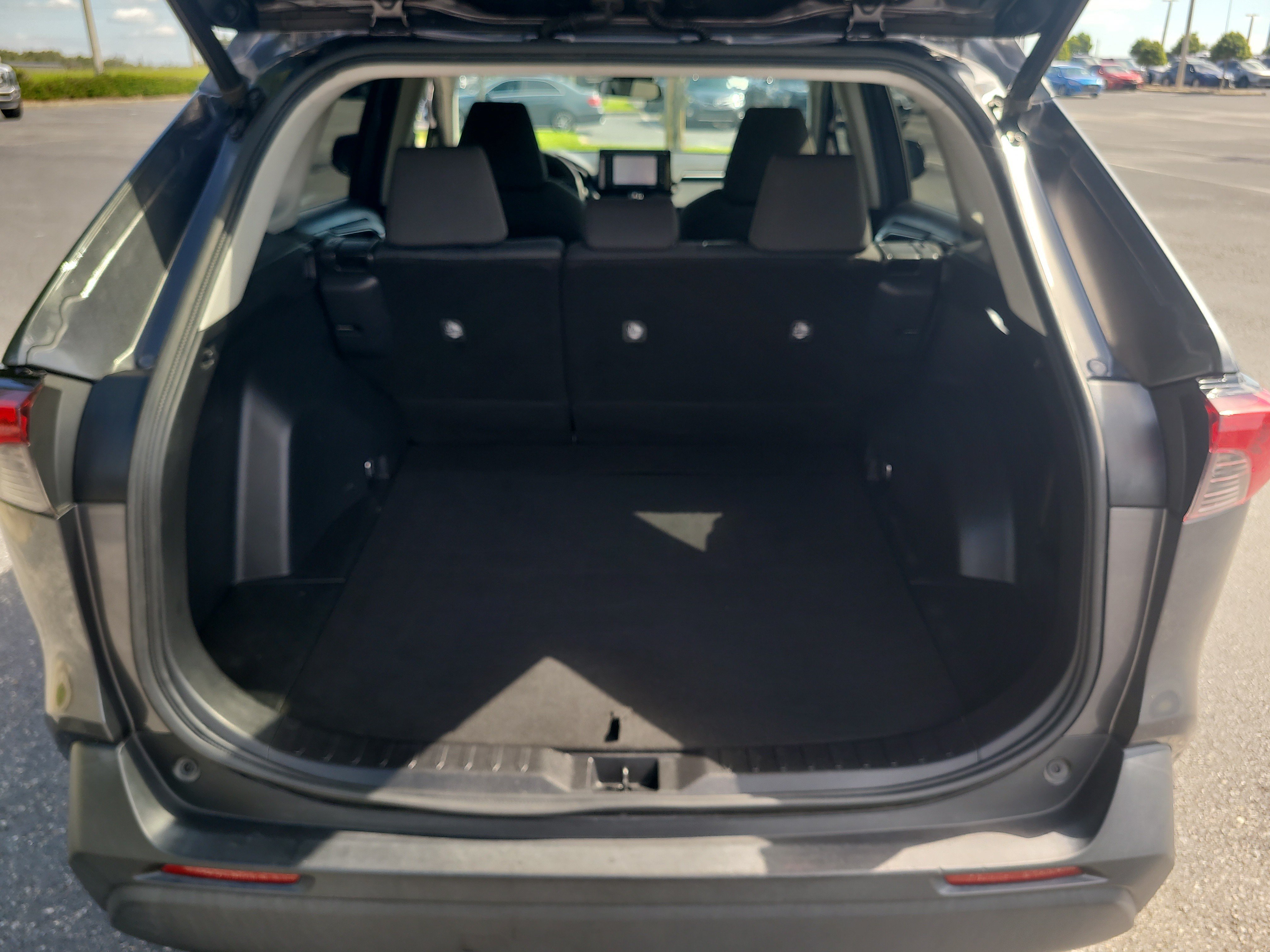 Used 2021 Toyota RAV4 XLE w/ Convenience Package FWD image 11