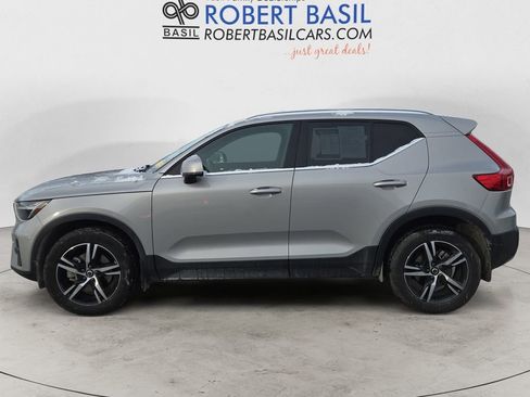 Used 2025 Volvo XC40 B5 Core image 2