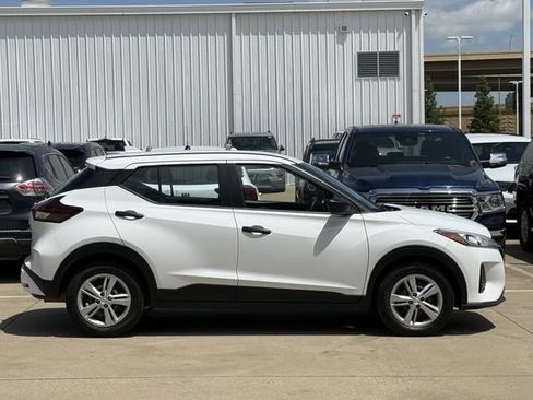 Used 2021 Nissan Kicks S FWD image 3