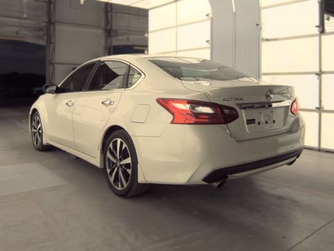 Used 2016 Nissan Altima 2.5 SR FWD image 2