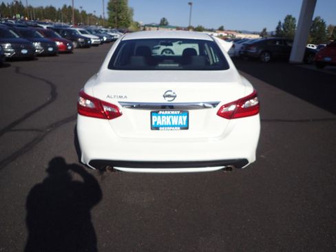 Used 2016 Nissan Altima 2.5 S w/ Power Driver Seat Package FWD image 4