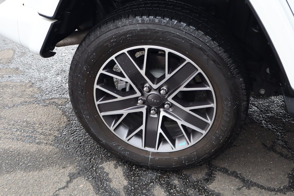Used 2022 Jeep Wrangler Unlimited Sahara AWD/4WD image 11