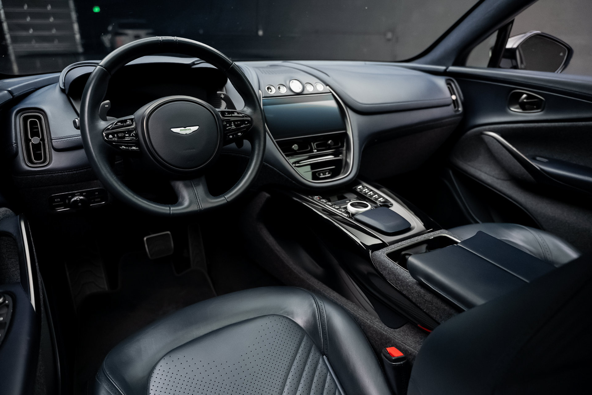 Used 2021 Aston Martin DBX AWD/4WD image 2