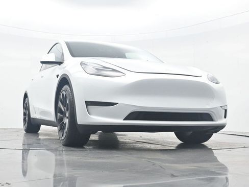 Used 2023 Tesla Model Y Long Range AWD/4WD image 26
