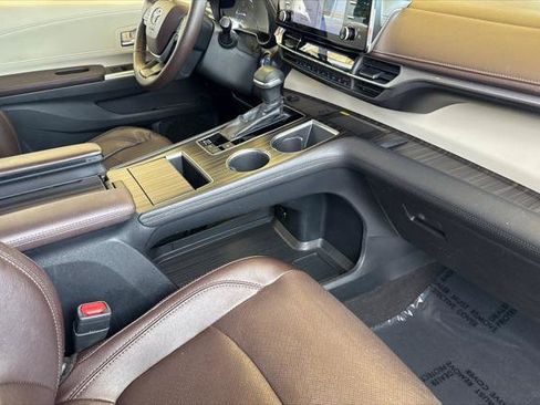 Certified 2021 Toyota Sienna Platinum image 18