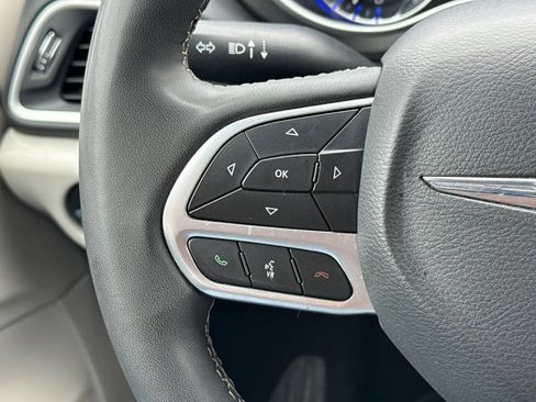 Used 2024 Chrysler Pacifica Touring-L FWD image 35