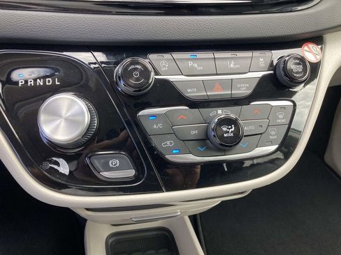 Used 2023 Chrysler Pacifica Touring-L FWD image 26