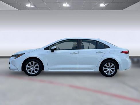 Used 2022 Toyota Corolla LE FWD image 2