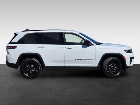 New 2026 Jeep Grand Cherokee 4WD image 3