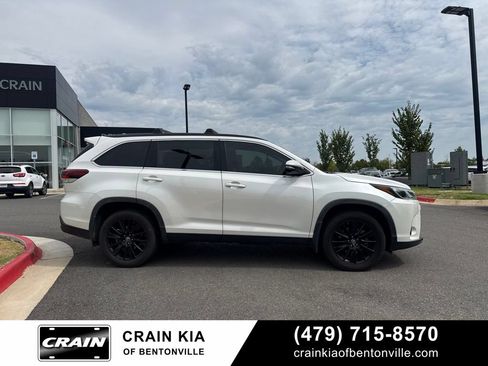 Used 2019 Toyota Highlander SE FWD image 5